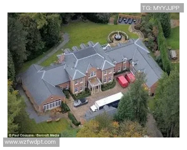 足球明星豪宅背后的奢华生活与奋斗故事揭秘